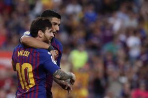 El argentino Lionel Messi y el uruguayo Luis Suárez, del BArcelona, celebran luego que el primero anotó ante el Huesca en un encuentro de la Liga española, el domingo 2 de septiembre de 2018 (AP Foto/Eric Alonso)