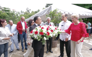 Ofrenda floral como parte de los actos para recordar el natalicio de Joaquín Balaguer