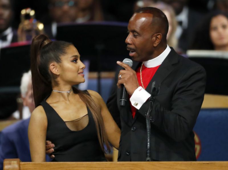 Momento en que el obispo que ofició en el funeral de Aretha Franklin toca cerca de un seno a Ariana Grande