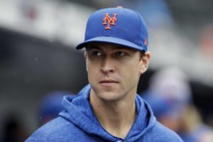 El abridor Jacob deGrom, de los Mets de Nueva York, sigue desde el dugout las acciones del partido ante los Filis de Filadelfia, el domingo 9 de septiembre de 2018, en Nueva York. (AP Foto/Mark Lennihan)