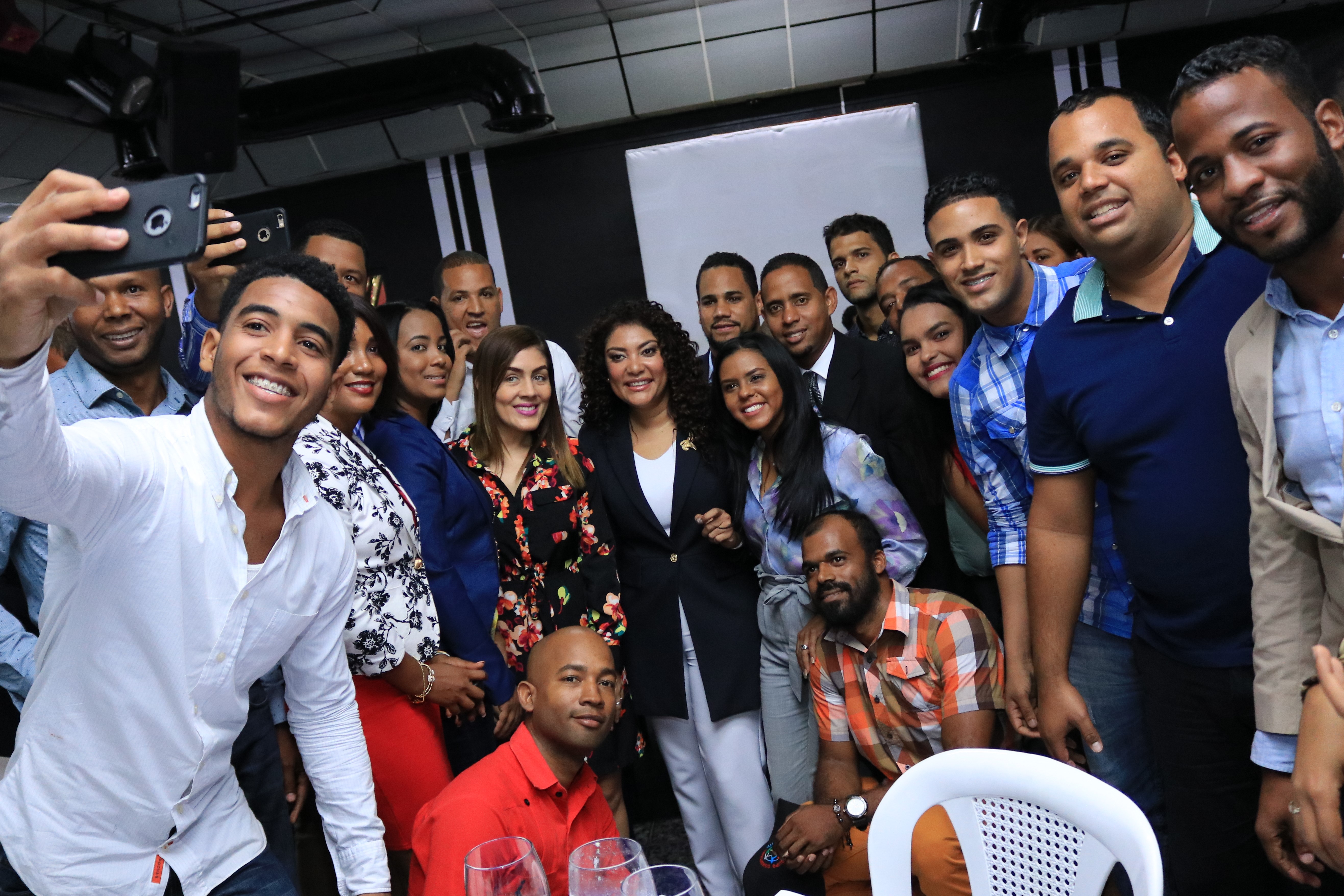 Yiljuly Pimentel y Robiamny Balcácer junto a representantes de los Consejos de Juventud