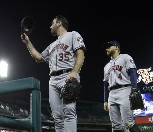 El lanzador de los Astros de Houston, Justin Verlander (35), saluda a los aficionados mientras sale del campo en el Comerica Park, seguido por su compañero George Springer, en Detroit. (AP Foto/Duane Burleson)