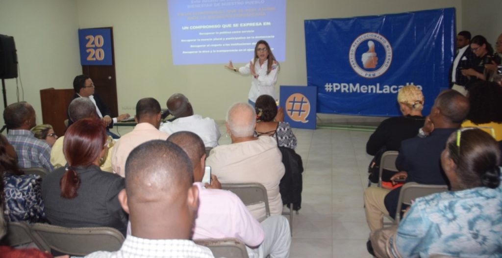 Carolina Mejía durante una capacitación a dirigencia del PRM