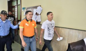 Brayan Peter Félix (izquierda) y otro de los imputados imputado en asaltos de banda John Pércival. Archivo.