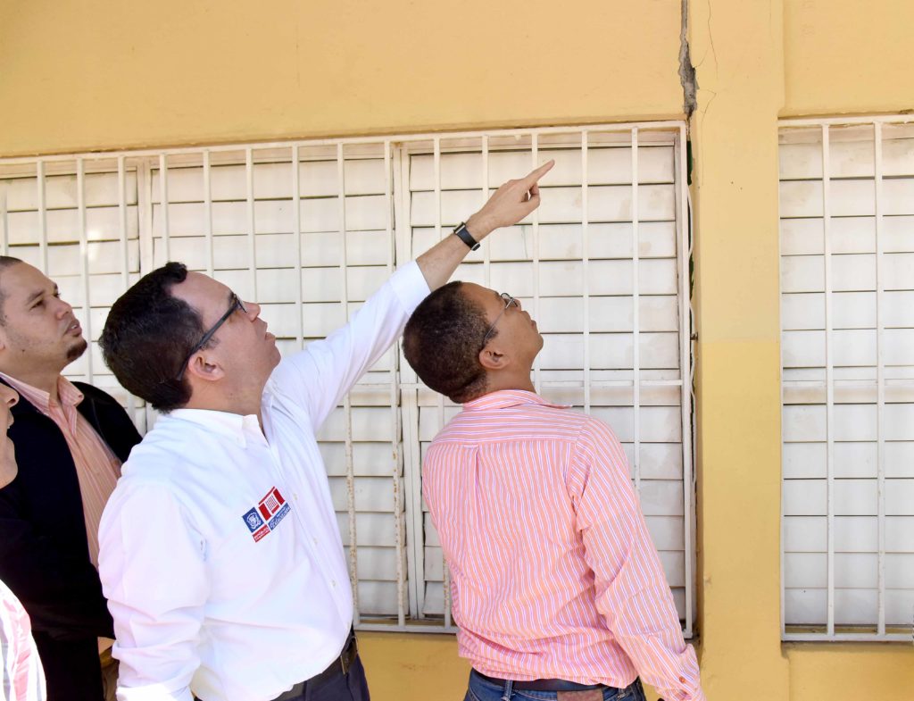 EL ministro de Educación, Andrés Navarro recorre escuelas afectadas por sismos de este fin de semana.