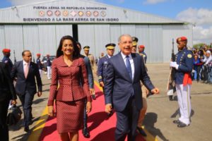 Danilo Medina y Cándida Montilla de Medina mientras al llegar a la Base Aérea de San Isidro para viajar a NY, a la Asamblea General de la ONU.