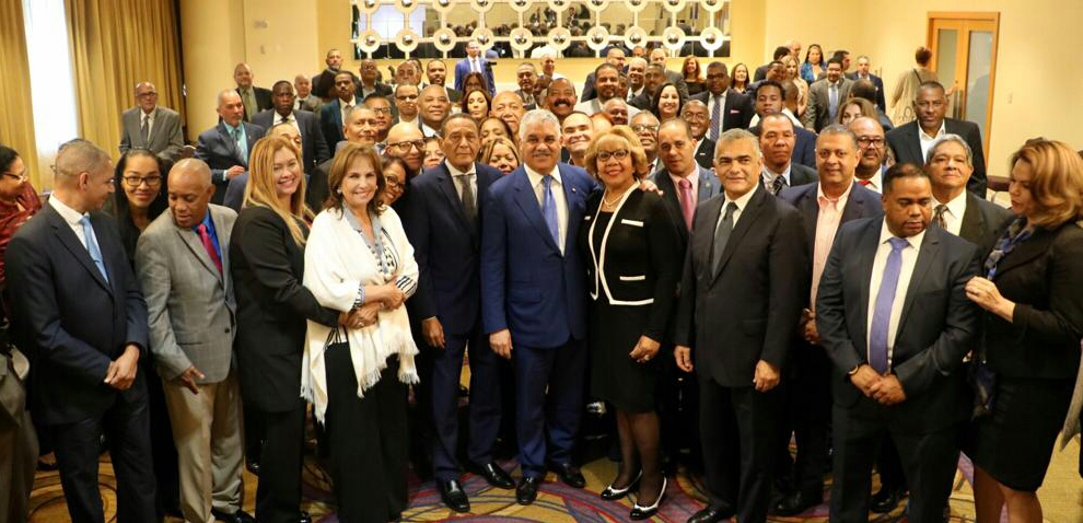 Miguel Vargas Maldonado junto a dirigentes de las seccionales del PRD en el exterior reunidos en Nueva York