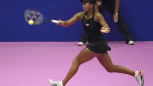 La japonesa Naomi Osaka durante su semifinal contra la italiana Camila Giorgi en el Abierto PanPacífico en Tokio, el sábado 22 de septiembre de 2018. (AP Foto/Eugene Hoshiko)