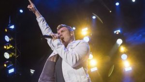 En esta foto del 16 de junio del 2018, Nick Carter de los Backstreet Boys canta en KTUphoria 2018 en Wantagh, Nueva York. (Foto por Charles Sykes/Invision/AP, Archivo)