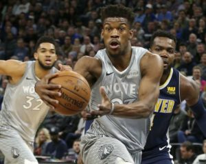 ARCHIVO - En imagen de archivo del 11 de abril de 2018, Jimmy Butler, de los Timberwolves de Minnesota, se enfila a la canasta al rebasar a Paul Millsap, derecha, de los Nuggets de Denver, en duelo de NBA en Minneapolis. (AP Foto/Jim Mone, archivo)