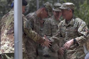 El general del ejército estadounidense Austin Miller, derecha, estrecha la mano del general Marchio durante la ceremonia de cambio de mando en el cuartel Resolute Support, en Kabul, Afganistán, el domingo 2 de septiembre de 2018. (AP Foto/Massoud Hossaini)