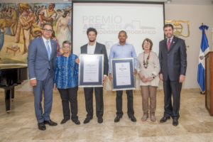 En el centro, los ganadores de la segunda edición, los fotorreporteros Pedro Mercedes y Nehemías Castro, del periódico Diario Libre. Les acompañan, de izquierda a derecha, José Mármol, Mayra Johnson, Marianne de Tolentino y Justo Pedro Castellanos.