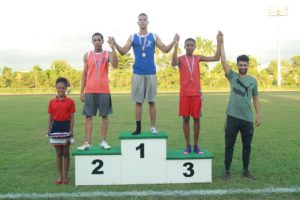 Luguelin Santos premia ganadores en torneo organizado por Inefi.