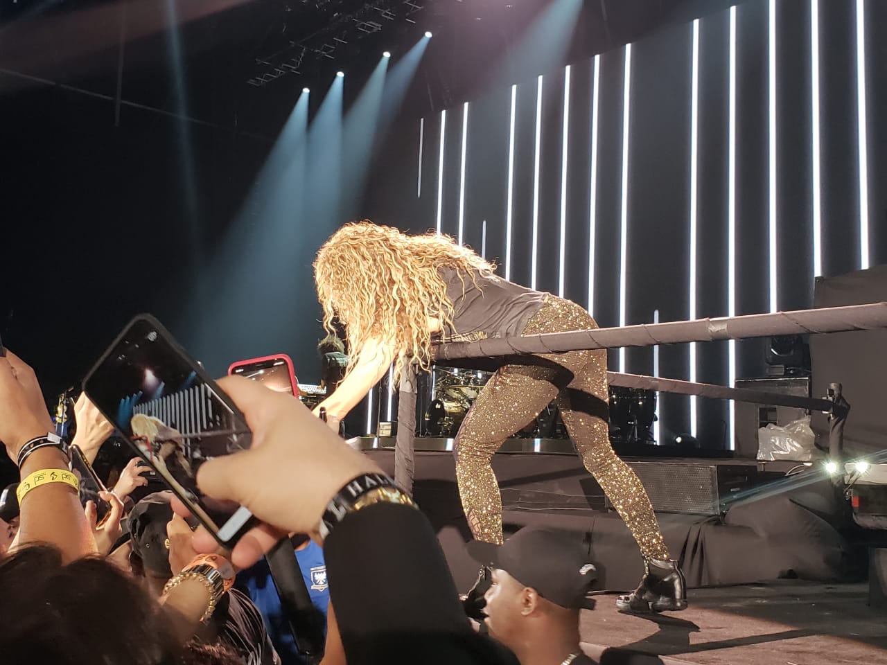 Shakira en tarima en Punta Cana