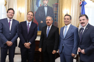 El presidente Danilo Medina Sánchez al recibir en su despacho al CEO de América Móvil de Claro.