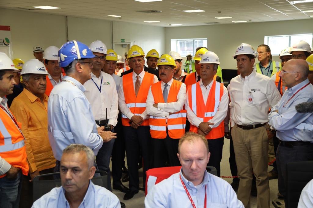 El presidente Danilo Medina deja encendida la termoeléctrica Punta Catalina.