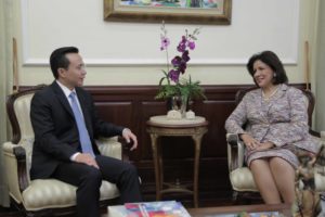 La vicepresidenta de la República, Margarita Cedeño, recibió en su despacho del Palacio Nacional al embajador de la República Popular China, Zhang Run