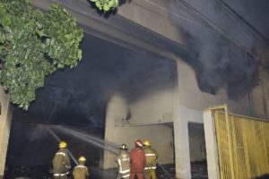 Fuego en tienda de motores en Villa Juana.