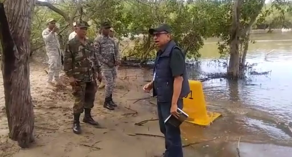 Miembros de la Dirección Cartografía del Ministerio de Defensa y la Armada Dominicana investigan caso de destrucción de pirámides en la frontera.