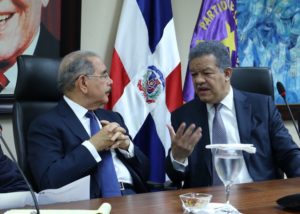 Danilo medina y Leonel Fernández hablan durante la reunión del CP-PLD