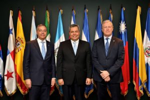 El presidente de la Asamblea de Gobernadores del Banco Centroamericano de Integración Económica, Donald Guerrero Ortiz junto a Dante Ariel Mossi Reyes y Nick Rischbieth, presidente entrante y saliente, respectivamente de ese organismo.