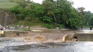 Río Lana dificulta comunicación entre comunidades de Dajabón.