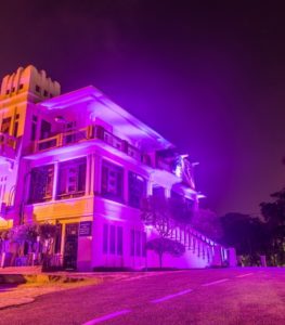 Así se ve el edificio del Servicio Regional de Salud Metropolitano (SRSM), en apoyo a la campaña por cáncer de mama.