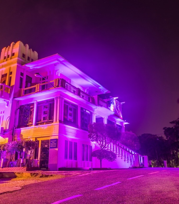 Así se ve el edificio del Servicio Regional de Salud Metropolitano (SRSM), en apoyo a la campaña por cáncer de mama.