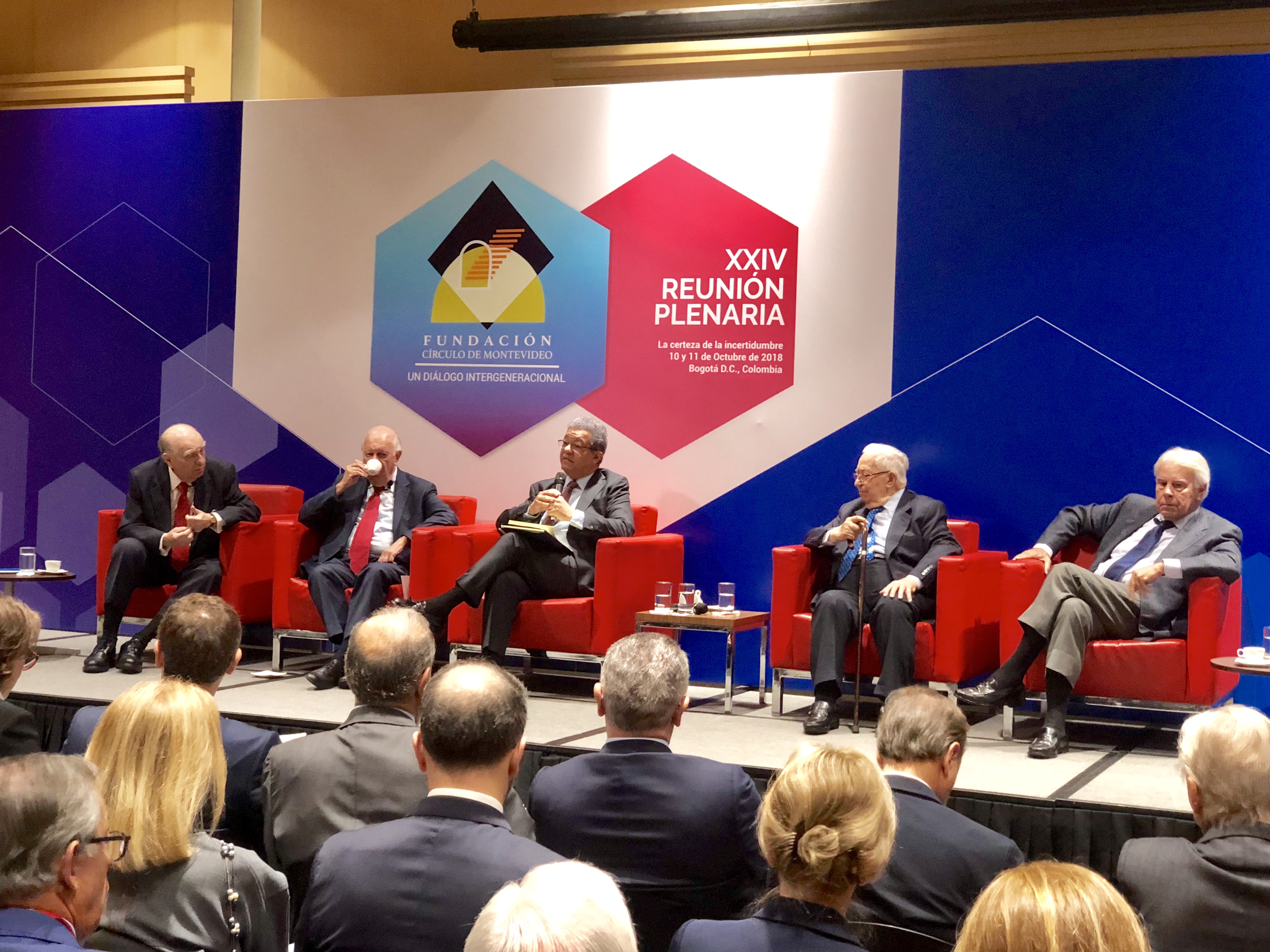 Leonel Fernández (centro micrófono) durante su participación en la XXIV Reunión Plenaria de la Fundación Círculo de Montevideo, que se celebra desde hoy hasta este jueves en la Cámara de Comercio de Bogotá