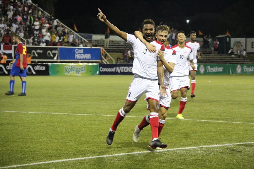 Selección de Fútbol Dominicana tras hacer un gol contra Islas Caimán