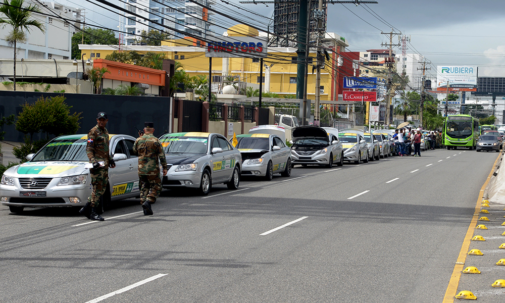 Efectivos militares vigilaron las calles para evitar alteración del orden. Foto Danny Polanco