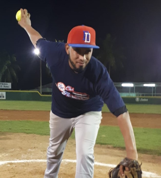 Atilio Pérez picher ganador por los Picapiedras en el partido que los enfrentó a Adovenprofar-B en los 16vos de final del torneo de ligas del Distrito Nacional.