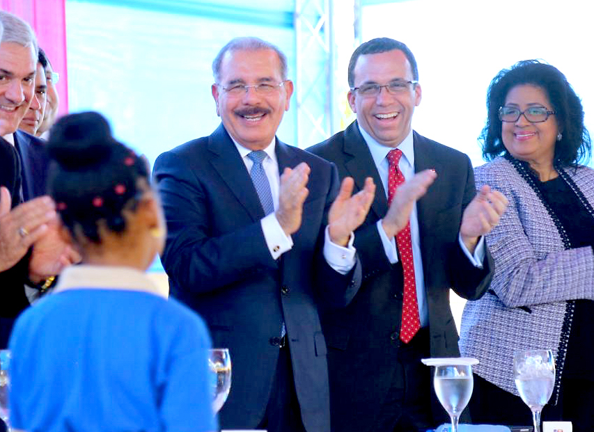 El presidente Danilo Medina al entregar en la comunidad Guanuma el nuevo plantel educativo