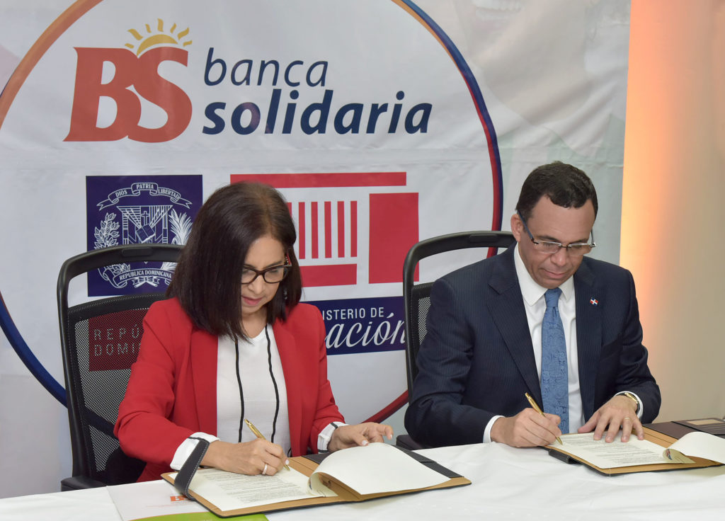La directora de Banca Solidaria, Maira Jiménez Pérez y el ministro de Educación, Andrés Navarro.