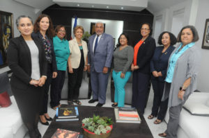 Radhamés Camacho junto a una comisión de mujeres representantes de diversas entidades.