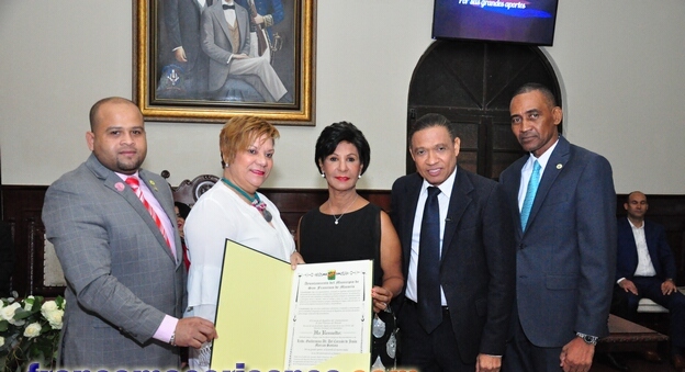La magistrada Guillermina Marizán Santana (blanco), al momento de recibir el reconocimiento de manos del Alcalde Alex Díaz, la Vicealcaldesa Mercedes Osorio y regidores de la ciudad.