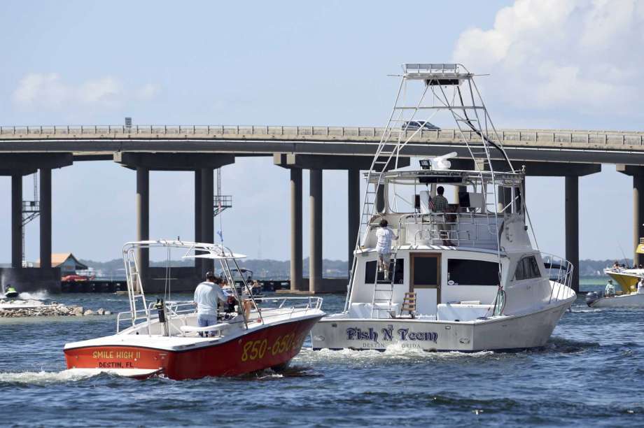 Embarcaciones comerciales abandonan el muelle de Destin, en Destin, Florida, el 8 de octubre de 2018, antes de la llegada del huracán Michael. (Devon Ravine/Northwest Florida Daily News via AP)