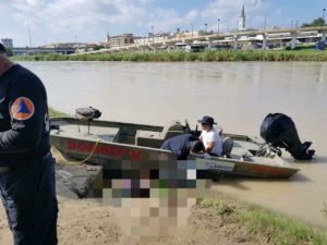 Momentos en que sacan del río a uno de los dos cadáveres de dominicanos en el municipio Nuevo Ladero, México