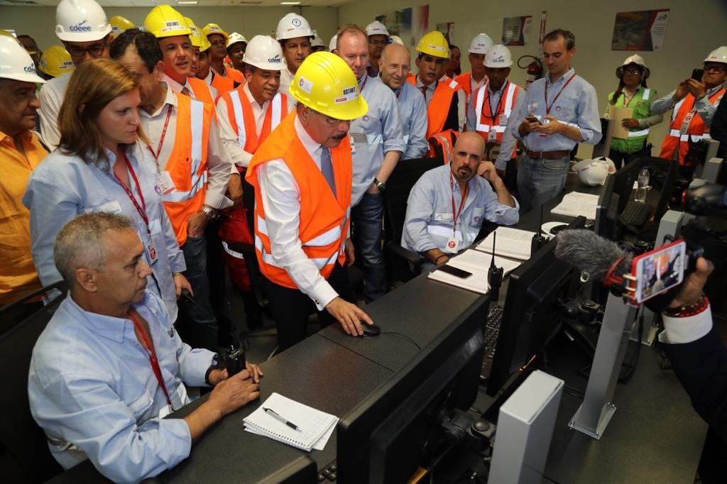 El presidente Danilo Medina hace un clic que deja encendida la termoeléctrica Punta Catalina.