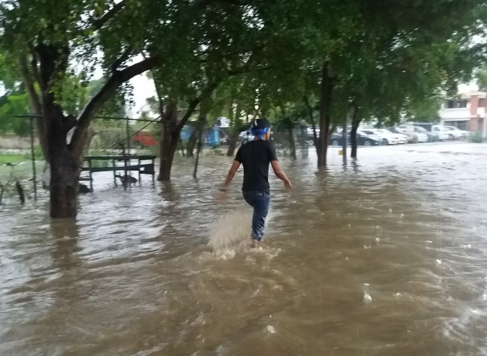 Una de las avenidas de Santiago. Continuarán las lluvias por una vaguada.