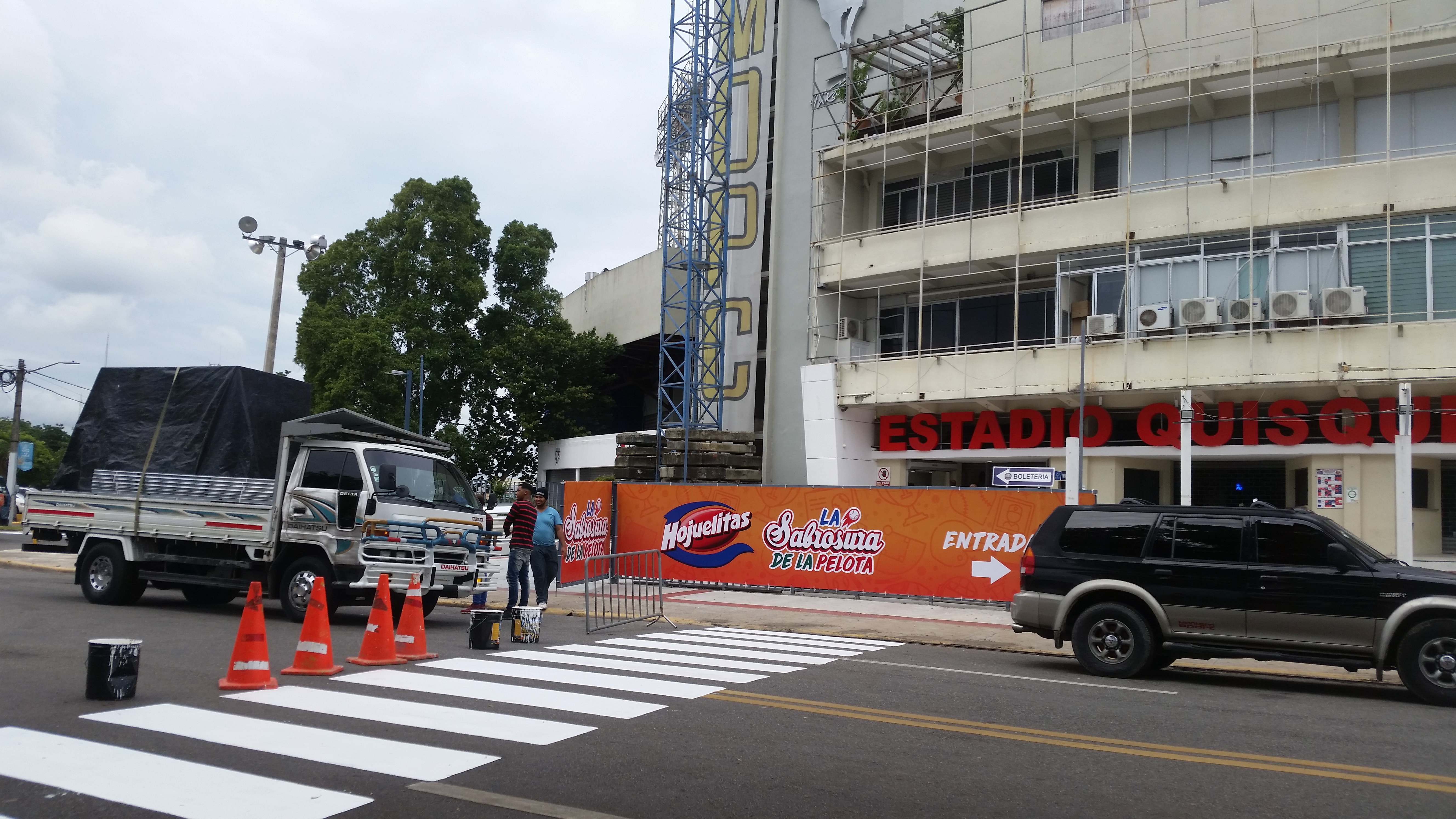 Realizan trabajos en el Estadio Quisqueya Juan Marichal con miras al inicio del torneo de béisbol invernal 2018-2019