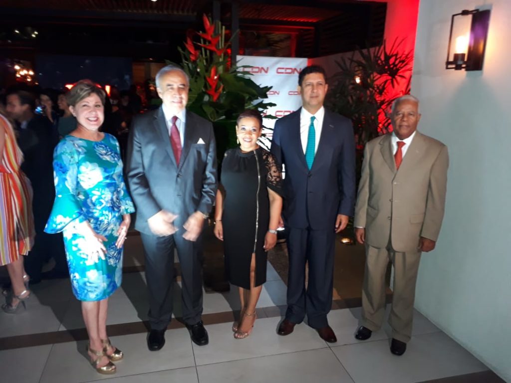 Desde la izquierda Sra Marianela Romeu, Sr. Félix García; la directora de noticias de CDN, Alba Nelly; Ing. Manuel Estrella y el director de elCaribe Osvaldo Santana.
