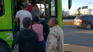 El director general de la oficina Metropolitana de Servicio de Autobuses (OMSA), Héctor Mojica, sube a una unidad durante una inspección.