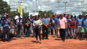 Lanzamiento d ela primera bola en el inicio del XII Torneo de Sóftbol invernal en Sánchez Ramírez 