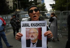 Un activista de la Asociación de Derechos Humanos de Estambul, sostiene una pancarta con la imagen del periodista saudí desaparecido Jamal Khashoggi durante una protesta cerca del consulado saudí en Estambul, Turquía, el martes 9 de octubre de 2018. (AP Foto/Lefteris Pitarakis)