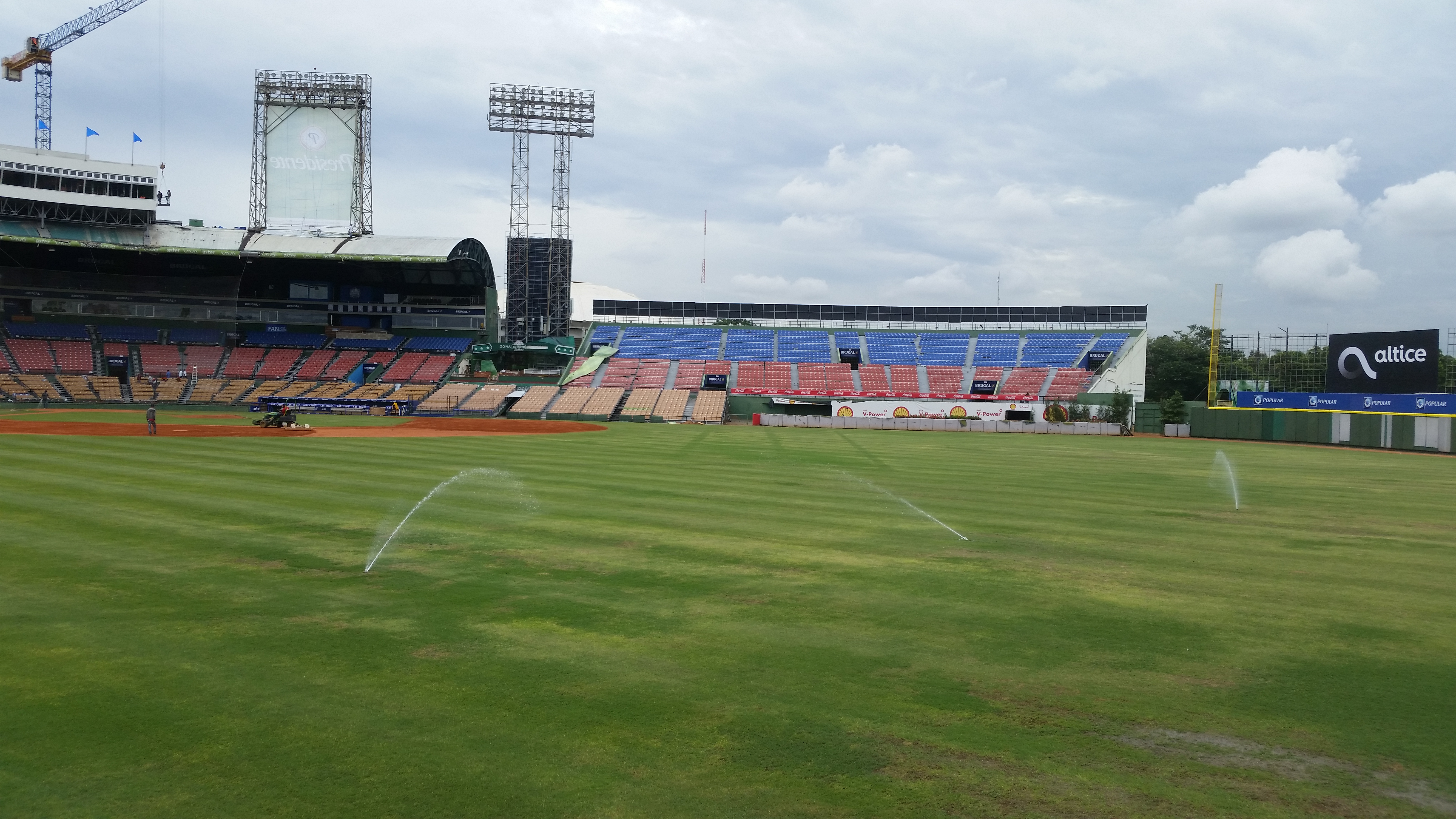 Realizan trabajos en el Estadio Quisqueya Juan Marichal con miras al inicio del torneo de béisbol invernal 2018-2019