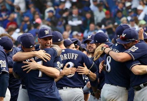 Jugadores de los Cerveceros celebran tras el triunfo.