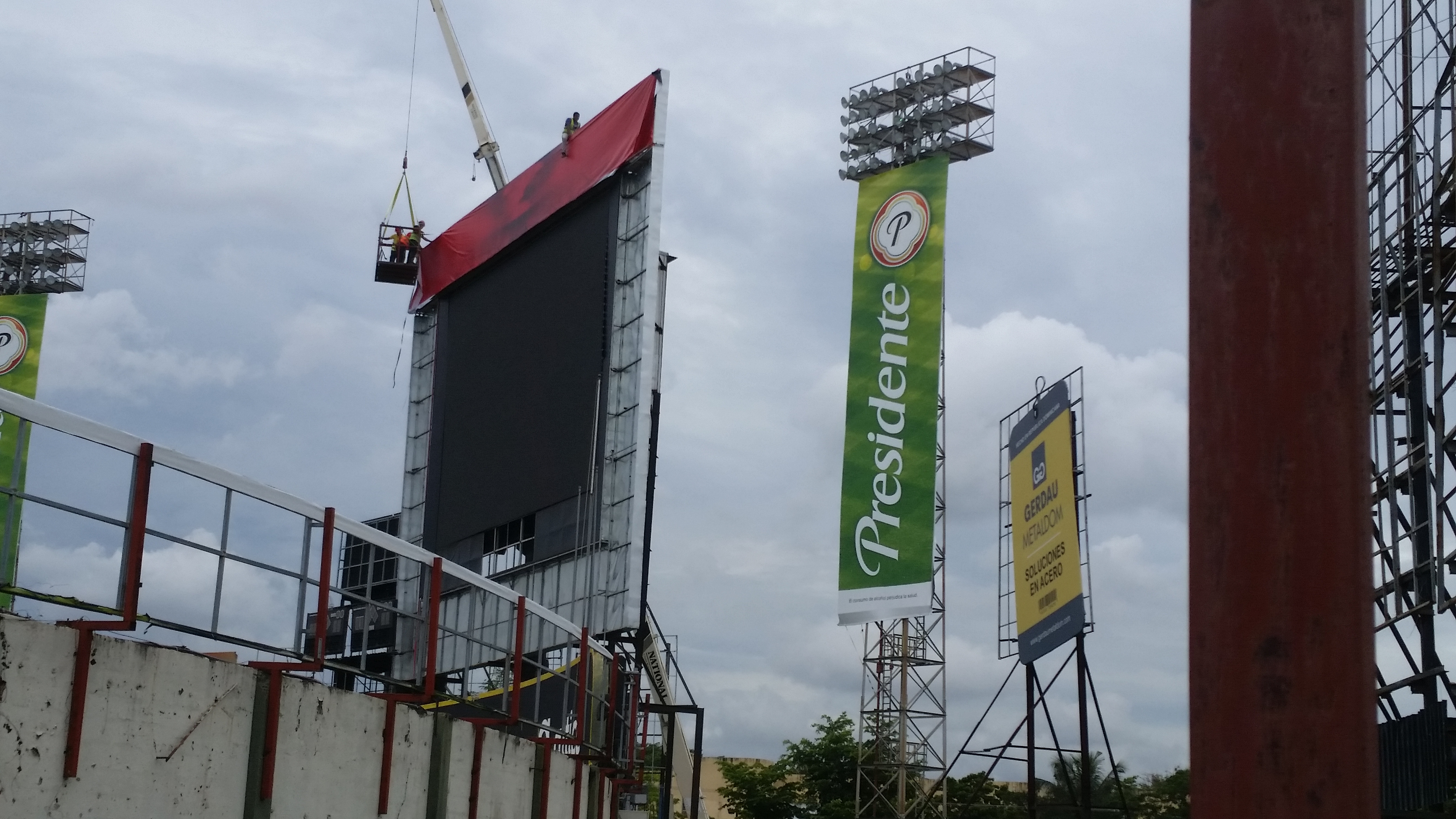 Realizan trabajos en el Estadio Quisqueya Juan Marichal con miras al inicio del torneo de béisbol invernal 2018-2019