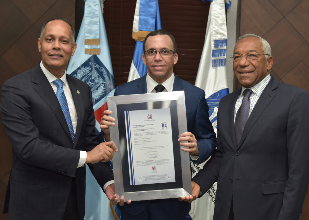 El Ministro de Educación, Andrés Navarro recibe la certificación como la primera institución pública que ha implementado con éxito la normativa NORTIC B2