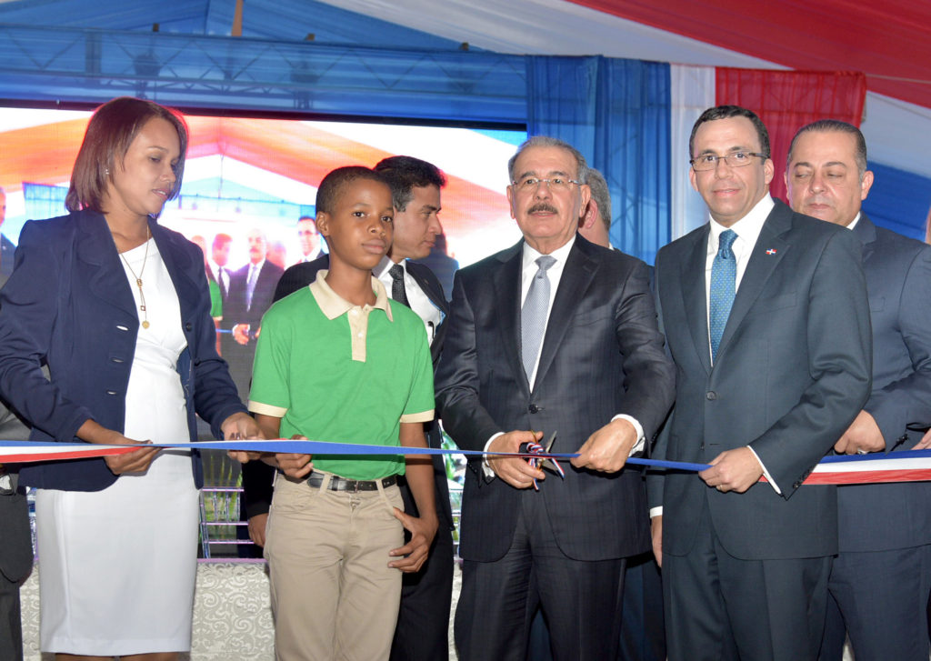 El presidente Danilo Medina inaugura dos escuelas en SPM